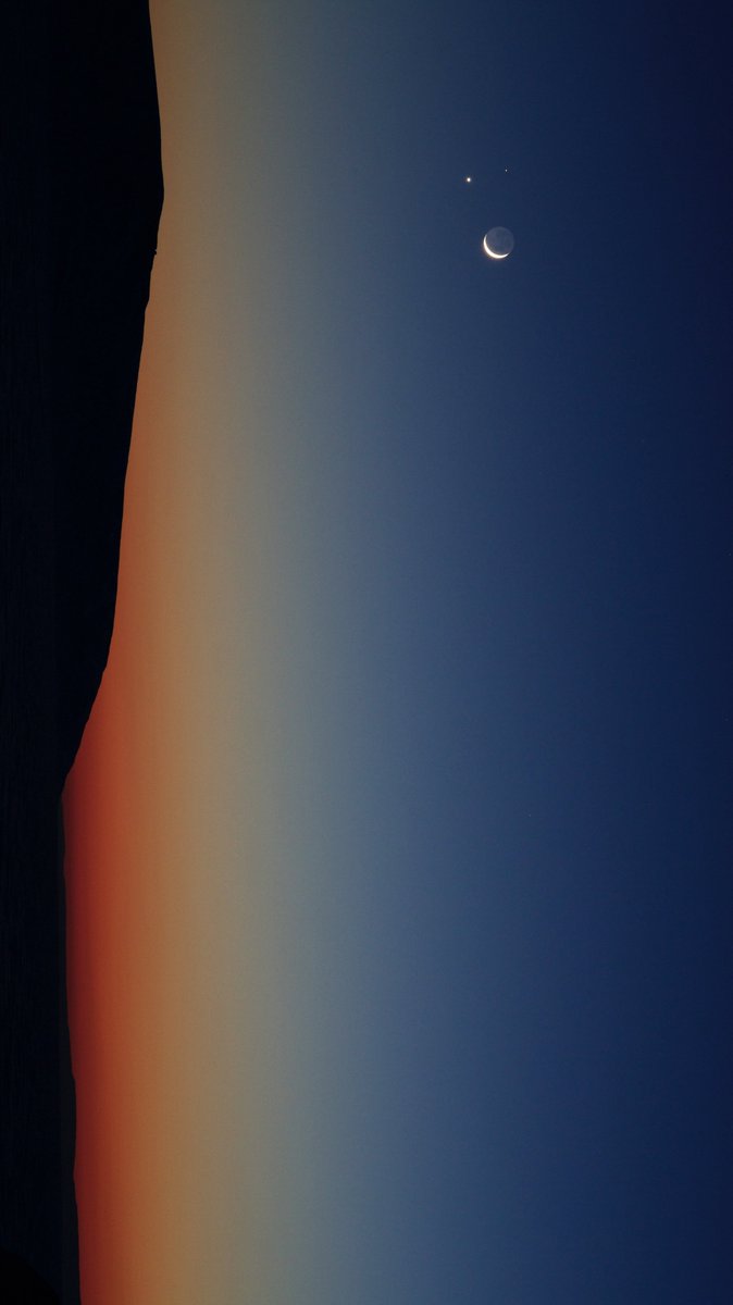 ay, mars, venüs.
dinin kutsal kitabında şöyle bir ayet var: "o ayı nur(ışık) yaptı"
ay ışık değil. ışığı yansıtan.