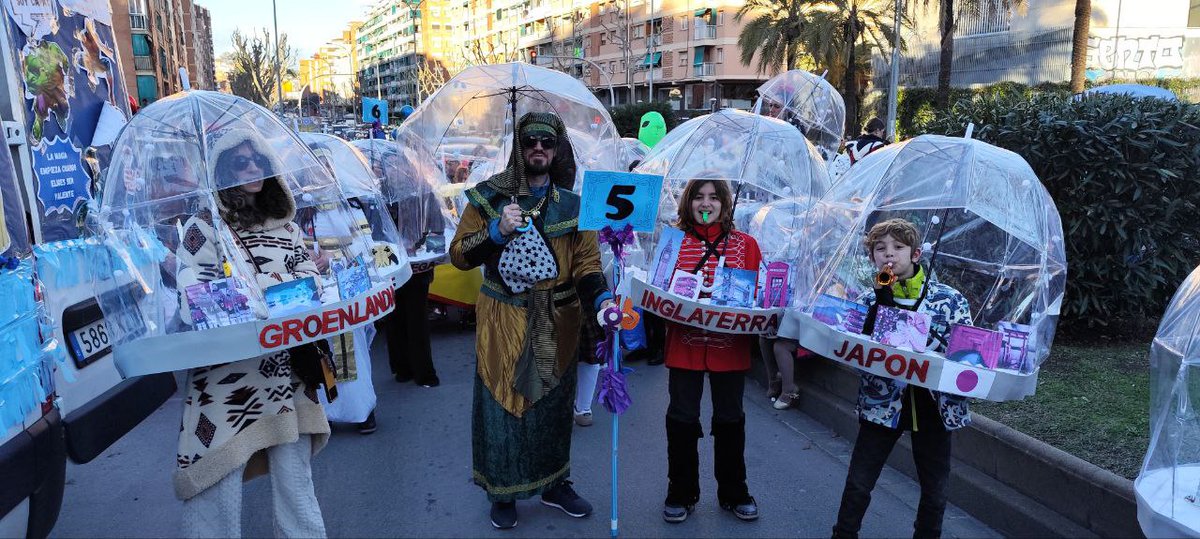 llefia's tweet photo. Premi comparsa adults més treballada: Boles neu chachipiruli #RuaBDN #Badalona https://t.co/1eV6xPziQe