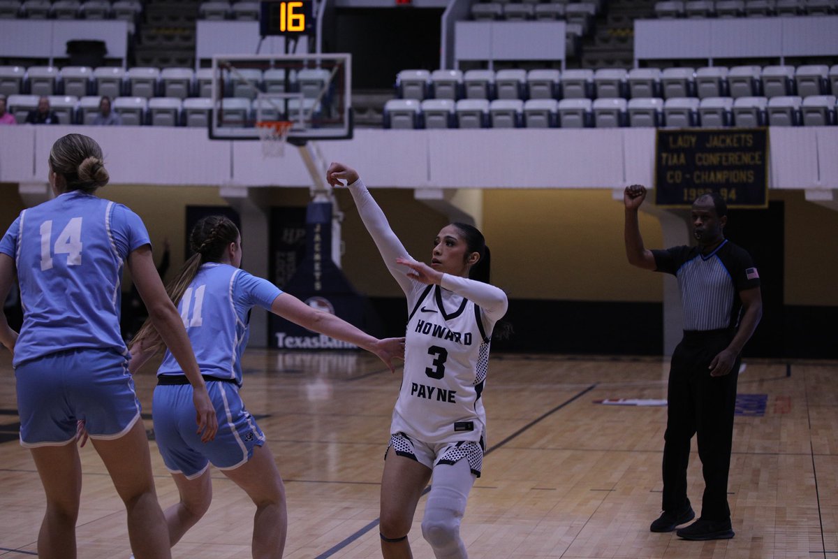 hputxwbsk's tweet photo. Another peek inside the Coliseum today in a tight one! Jackets with the one point lead with 5:40 to go!

#StingEm https://t.co/WYQP9di0gd
