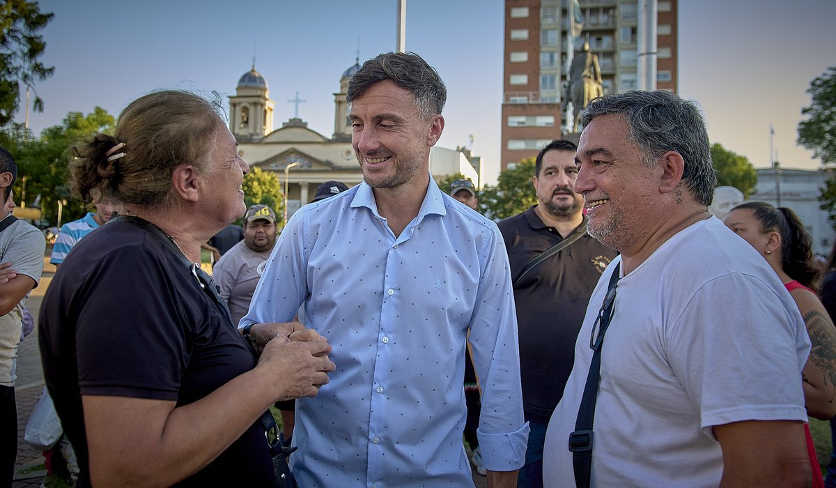 Junto al intendente <a href="/LucasGhiOFICIAL/">Lucas Ghi🇦🇷</a>, compañeros del #PJMorón nos encontramos en la plaza San Martín.

Como dijo el general Perón: "La política no es para nosotros un fin, sino solo el medio para el bien de la Patria, que es la felicidad de sus hijos y la grandeza nacional".