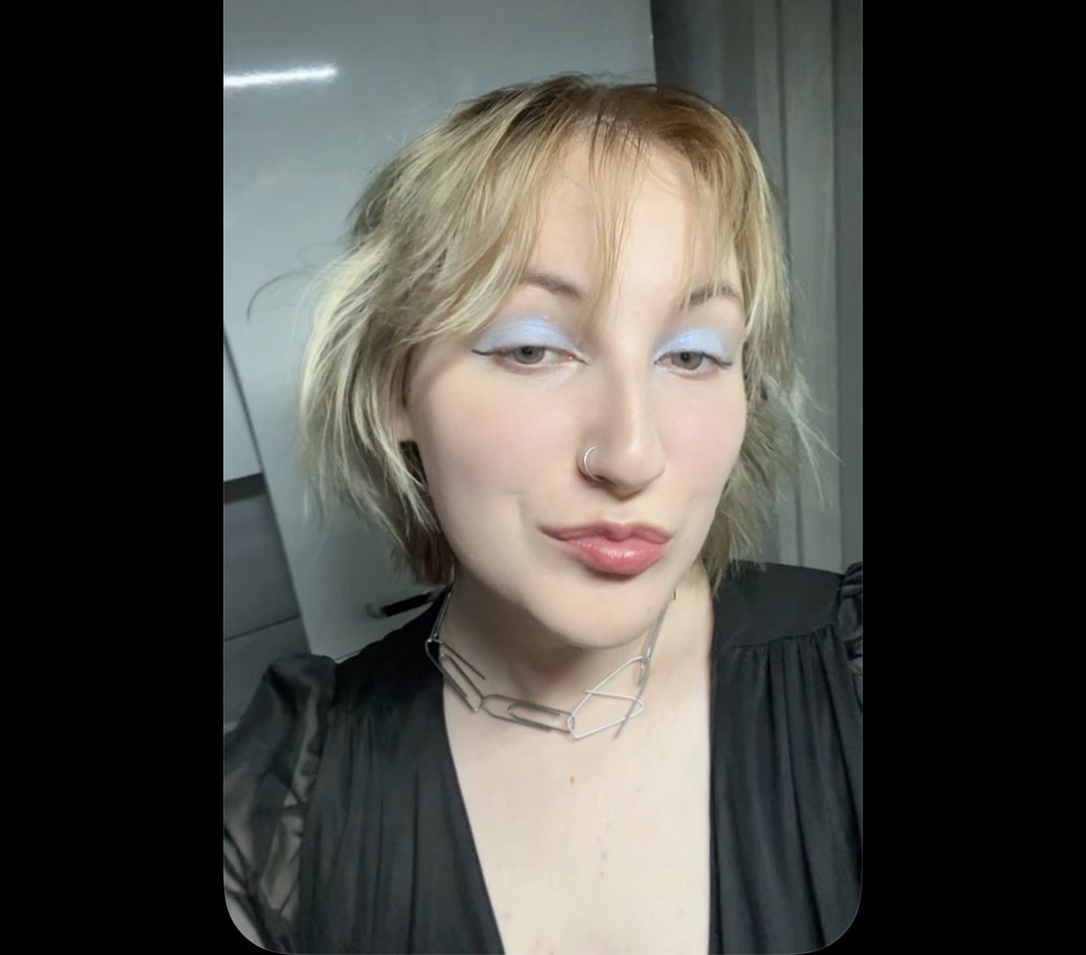 zapomniałam o mojej erze takich mega krótkich włosów niby to blond niby zieleń