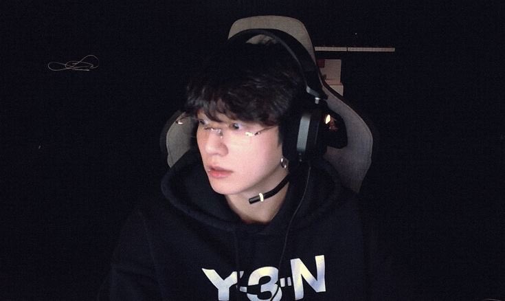 kooelandia's tweet image. jikook au | TERMINADA 

Onde o mar nos levou

Apos a perda de sua mae, Jeon Jungkook é obrigado a se mudar de volta para Busan, contando, ele não esperava que o garoto rosadinho que sempre o observou na escola, se tornasse seu único refúgio.