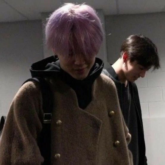 kooelandia's tweet image. jikook au | TERMINADA 

Onde o mar nos levou

Apos a perda de sua mae, Jeon Jungkook é obrigado a se mudar de volta para Busan, contando, ele não esperava que o garoto rosadinho que sempre o observou na escola, se tornasse seu único refúgio.