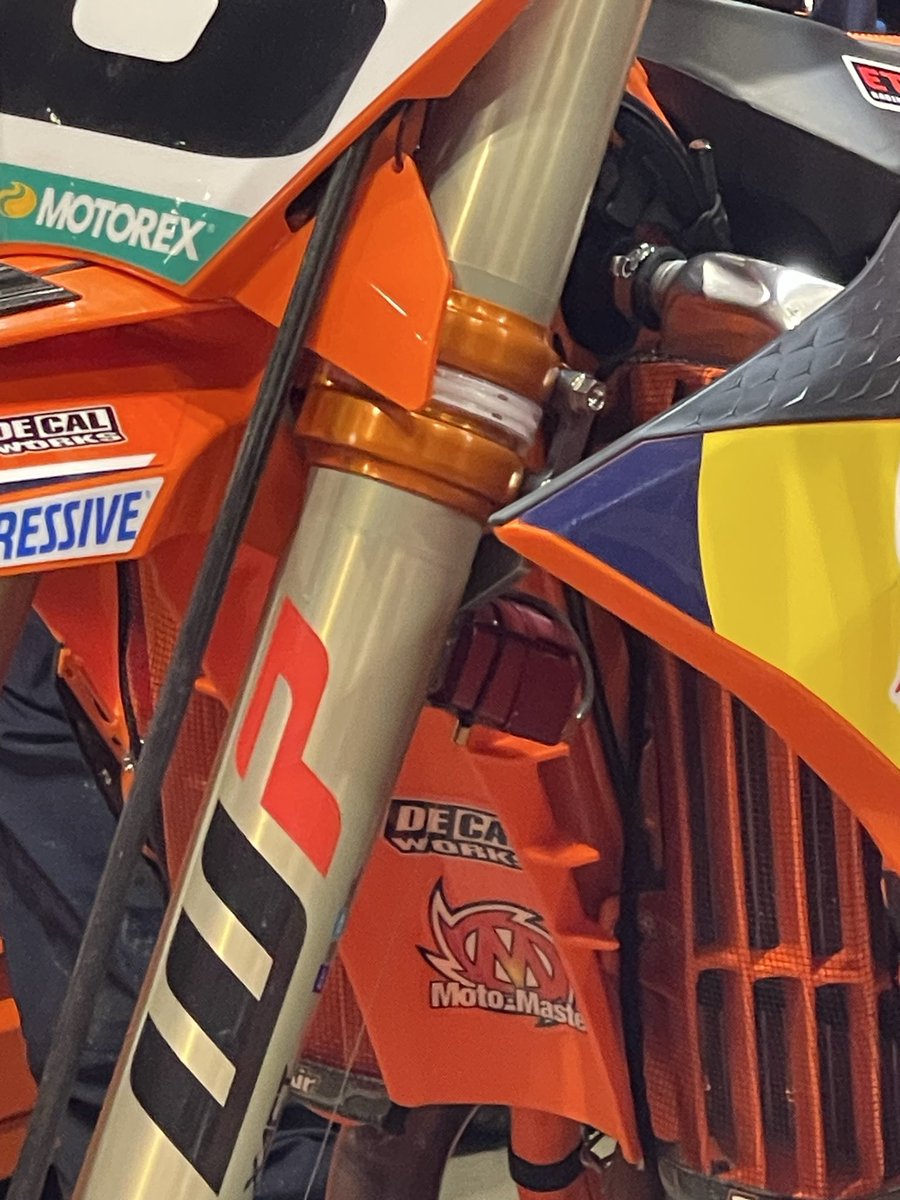 Cable clutch and that fork sensor thing on ET3’s bike