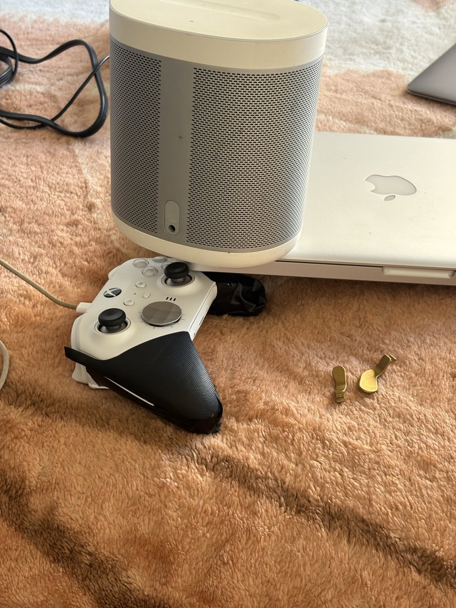 is_just_sadoc's tweet image. My controller need to have weight on top of it because otherwise won’t charge 😭 GL everyone #ThePerfectMatchSweeptake
#PerfectMatchSweepstake