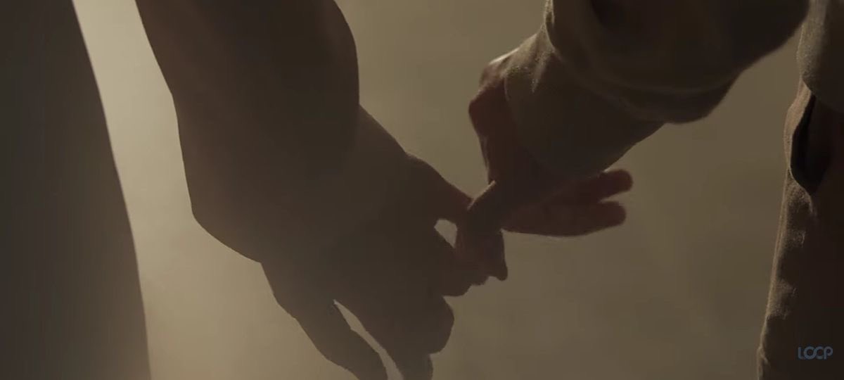 minpoems's tweet image. #jikookau - ainda te amo. 

Eles terminaram há dois anos e se reencontraram no casamento de seus amigos em comum, aonde fingem estar tudo bem. Mas quando toca a “música deles” Jungkook segura a mão de Jimin por reflexo.