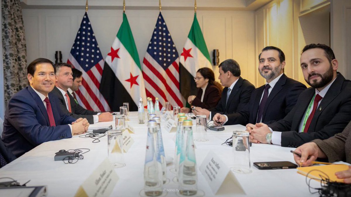 ABD Dışişleri Bakanı Rubio'nun karşısında Suriye Dışişleri Bakanı Şeybani ve terör örgütü PKK'nın Suriye kolu SDG'nin lideri Mazlum Abdi oturuyor...

Yeni Suriye...

Amerikan işgali sonrasında Irak'ın kuzeyinde uyguladıkları planın bir benzerini Suriye'de uyguladılar.

Büyük