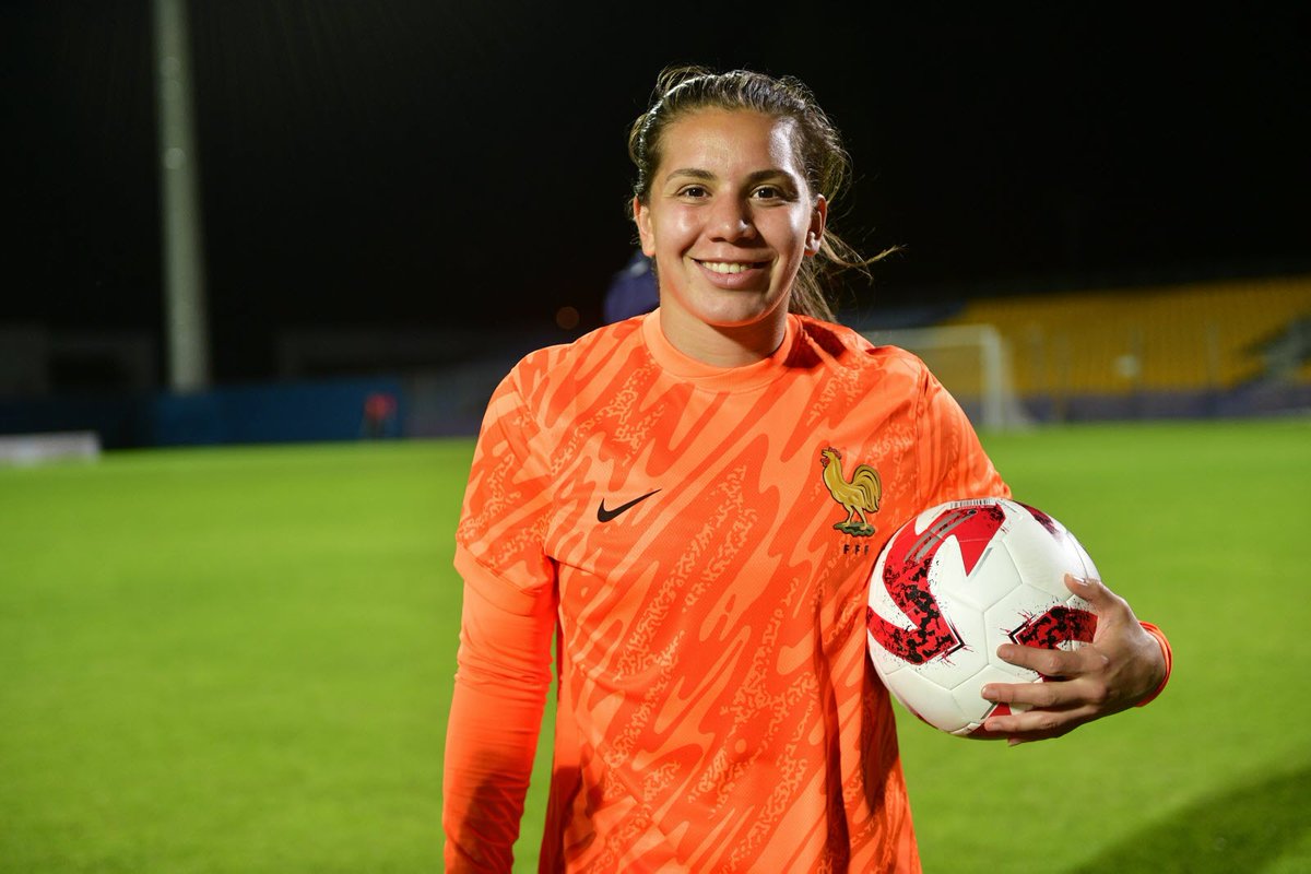 Daniel_MRQ's tweet photo. Féérine Belhadj n'est que la deuxième gardienne de l'histoire de l'@ol__lyonnes à rendre une clean sheet le jour de son anniversaire, après Sarah Bouhaddi le 17 octobre 2018 (v Ajax en #UWCL). Cadeau #DFCOOLL #CoupeLFFP https://t.co/rsDHZjFVBe