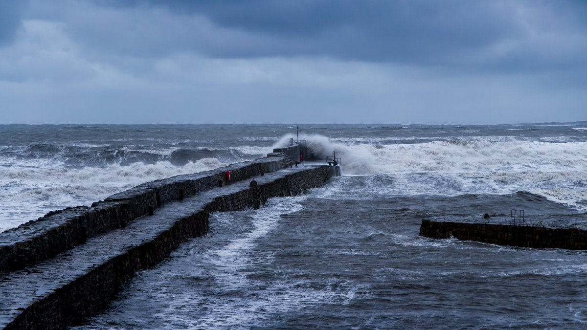 jonwood1978's tweet image. Couple of photos taken last week as the waves crashed into the pier in St Andrews...

#LoveFife #Scotland #getoutside