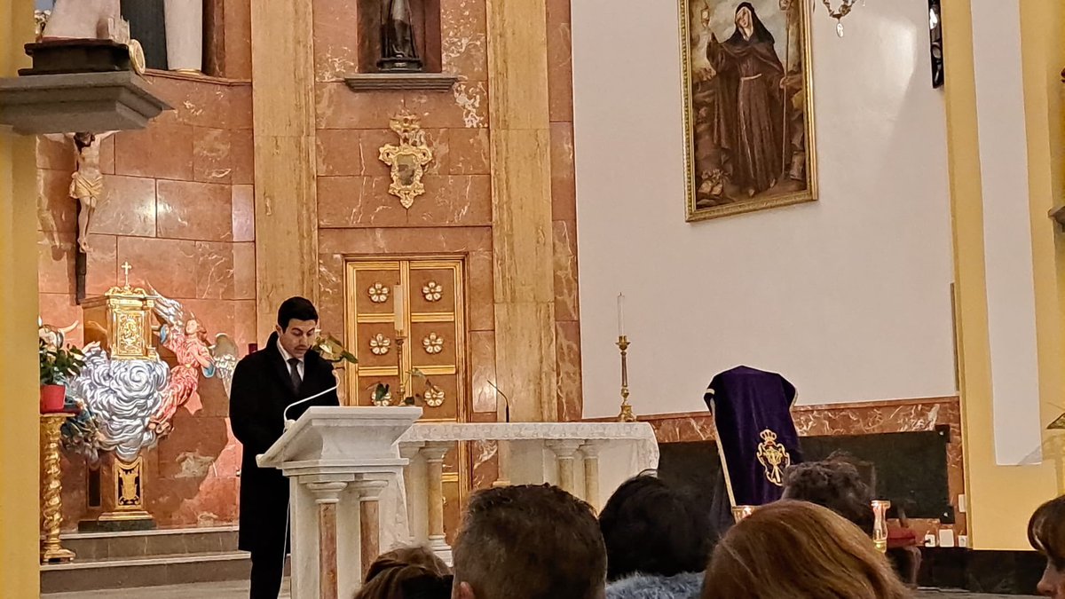 CARTEL | Esta noche ha tenido lugar la presentación del cartel “JUEVES SANTO 2026” por parte de <a href="/SergitoCanas/">Sergio CC</a> , una obra pintada por <a href="/luciatorresarte/">Lucía Torres Pinelo</a> que representa una visión nostálgica del palio de la Virgen del Consuelo.