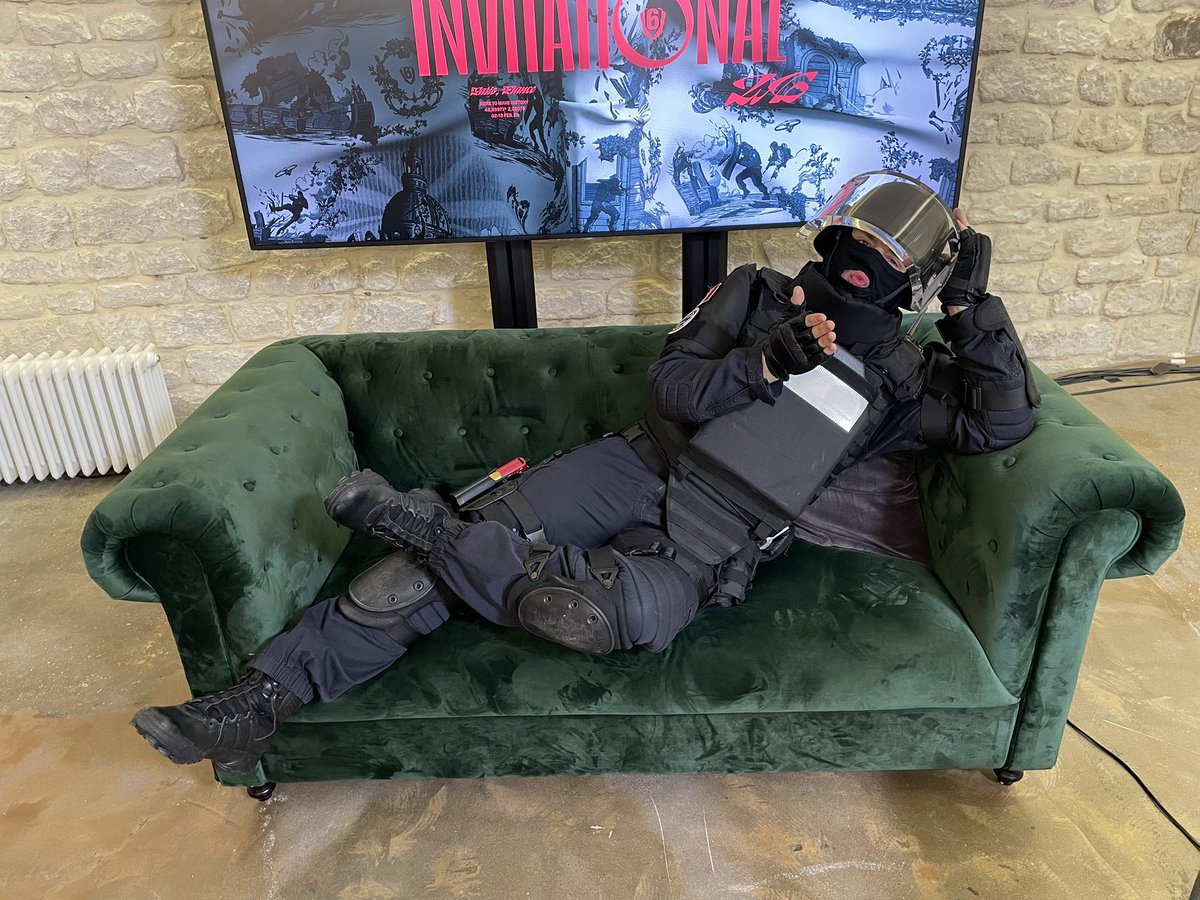 Fantastic games and a fantastic time cosplaying Rook. 

Helmet broke but that’s a problem for when I get back home. 

See y’all at the Grand Finals tomorrow as Mozzie!