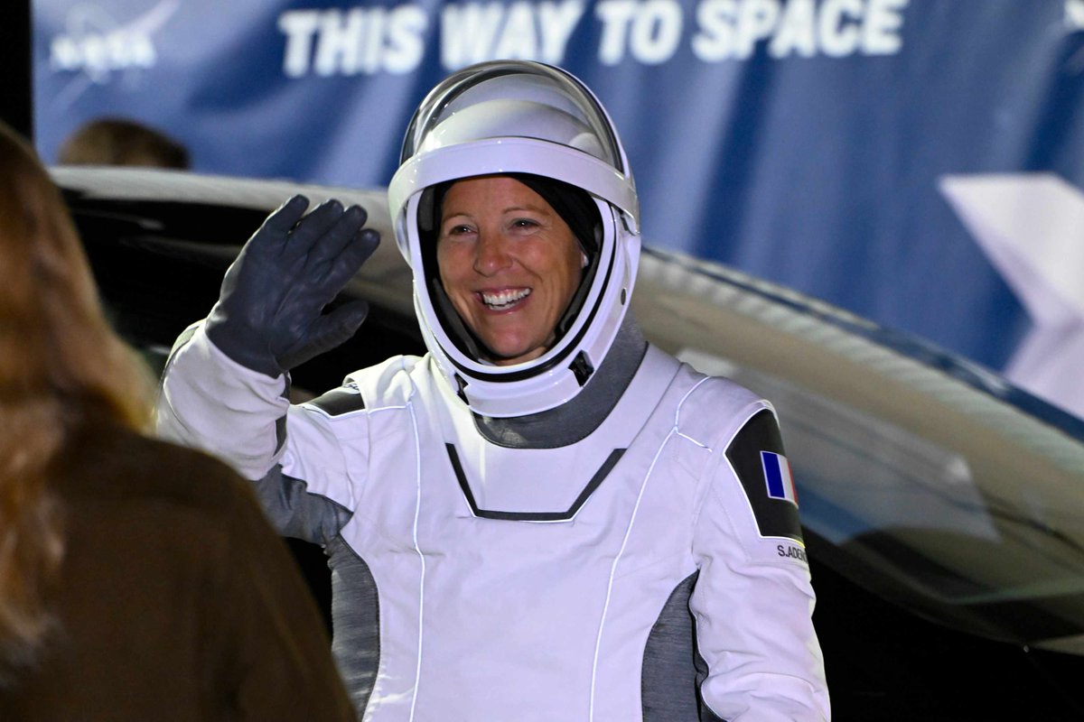 's tweet image. « Bonjour les Français depuis la capsule Dragon. [...] La Terre est vraiment, vraiment belle depuis là haut. Merci à tous de votre soutien et de votre enthousiasme. Ça nous fait chaud au cœur », a réagi Sophie Adenot juste après l'amarrage à l'ISS @Soph_astro  @esa @CNES