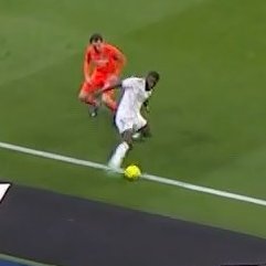 Zona_Blaugrana's tweet photo. 🚨🚨🚨🚨🚨🚨🚨🚨

En la recuperación de la posesión del Real Madrid e inicio de la jugada del gol concedido a Gonzalo (1-0), el balón parece salir de banda.

No dieron ninguna repetición. 📺❌

#RealMadridRealSociedad
@CTARFEF
@rfef
@LaLiga https://t.co/fHFwqDvxGL