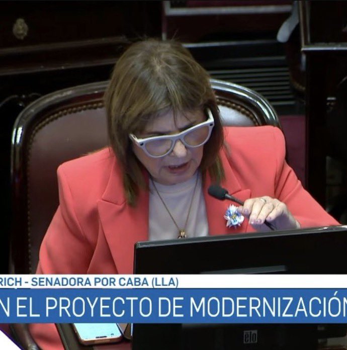 RoiLopezRivas's tweet photo. Terminó de hablar y se cambió los lentes 😂