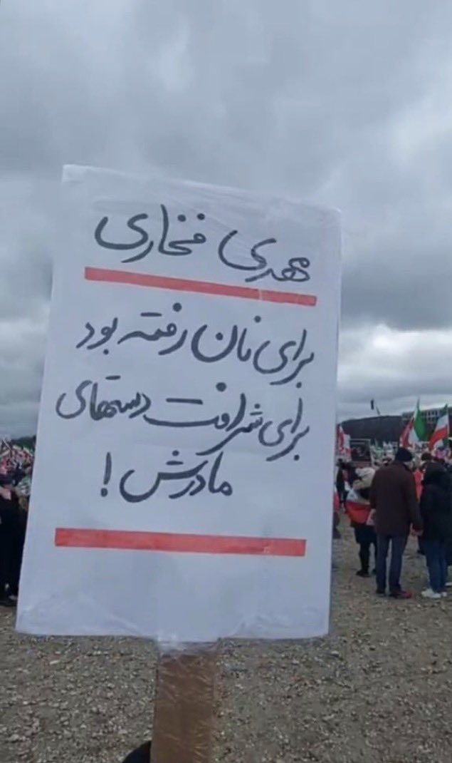 yaldarta's tweet image. این پسر توی خونه ای زندگی می کرد که حتی ستون نداشت. مادرش با ترشی درست کردن زندگی رو می چرخونه. کشته شد و حتی اجازه ندادند براش مراسم‌بگیرند. امروز کلی از شما عزیزان لطف کردید و اسمش و عکسش رو بردید تجمع مونیخ. به خانواده اش اطلاع دادم. بهشون‌گفتم شما روی سر ما جا دارید. شما مادر…