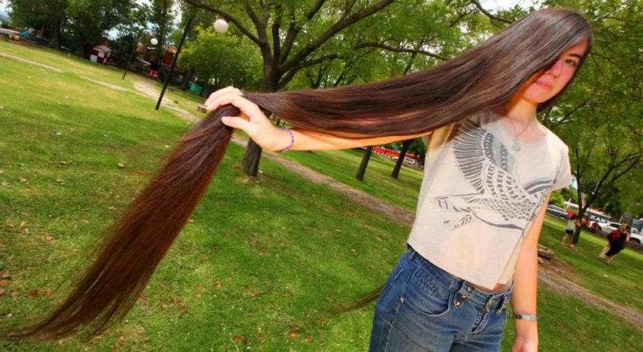 A l'esquerra, l'aficionat que es tallarà el cabell només quan el Manchester United guanyi 5 partits seguits.

A la dreta, la noia que es tallarà el cabell quan no li xiulin un penal al Reial Madrid durant 2 partits seguits.