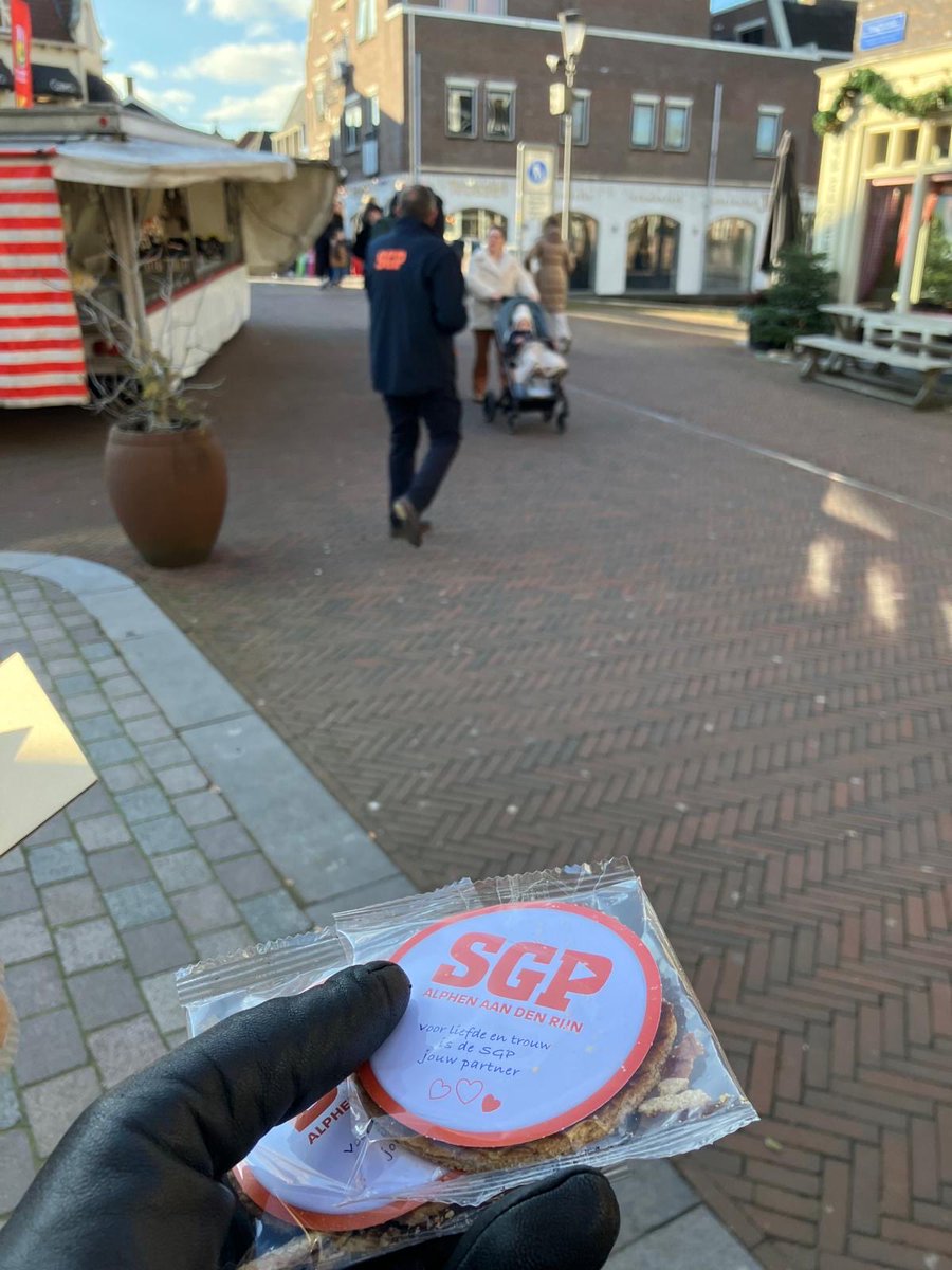 Op zaterdag 14 februari – Valentijnsdag – heeft de SGP in Alphen aan den Rijn en Boskoop aandacht gevraagd voor liefde en trouw. De partij deelde stroopwafels uit in het centrum met de tekst ‘Voor liefde en trouw is de SGP uw partner’.