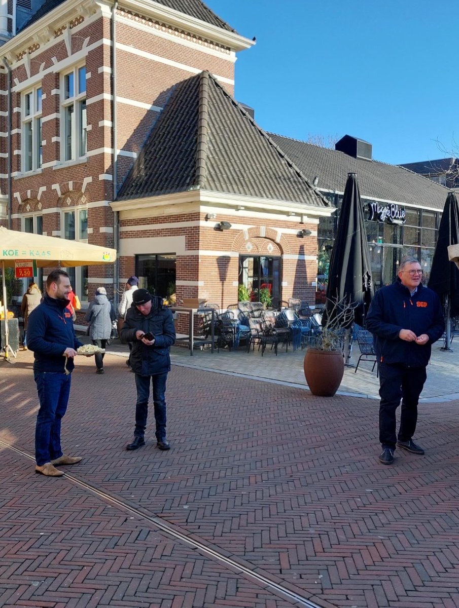 SGP ziet de aandacht voor dit thema als onderdeel van de christelijke normen en waarden, waar SGP zich nadrukkelijk voor inzet. En de stroopwafels waren populair en dus snel op, waarna we het winkelend publiek blij hebben kunnen maken met een stukje kaas van de naburige kaasboer.