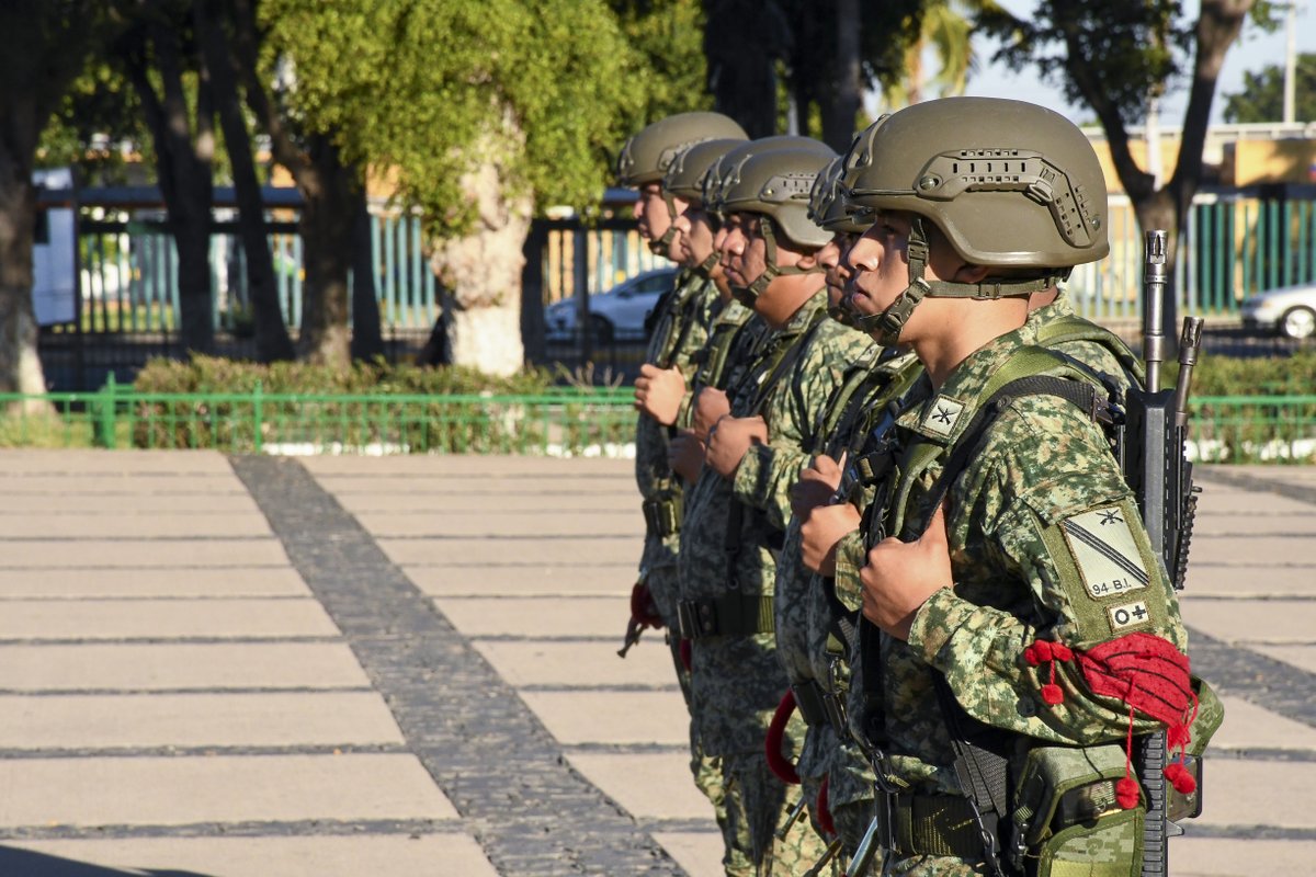Este día acompañamos a nuestra secretaria de Educación Pública y Cultura, Lcda. Gloria Himelda FElix Niebla al Izamiento de bandera por el 𝗔𝗻𝗶𝘃𝗲𝗿𝘀𝗮𝗿𝗶𝗼 𝗟𝘂𝗰𝘁𝘂𝗼𝘀𝗼 𝗱𝗲𝗹 𝗚𝗲𝗻𝗲𝗿𝗮𝗹 𝗩𝗶𝗰𝗲𝗻𝘁𝗲 𝗚𝘂𝗲𝗿𝗿𝗲𝗿𝗼 𝘆 𝗲𝗹  𝗱𝗲 𝗔𝗴𝘂𝘀𝘁𝗶𝗻𝗮 𝗥𝗮𝗺í𝗿𝗲𝘇.