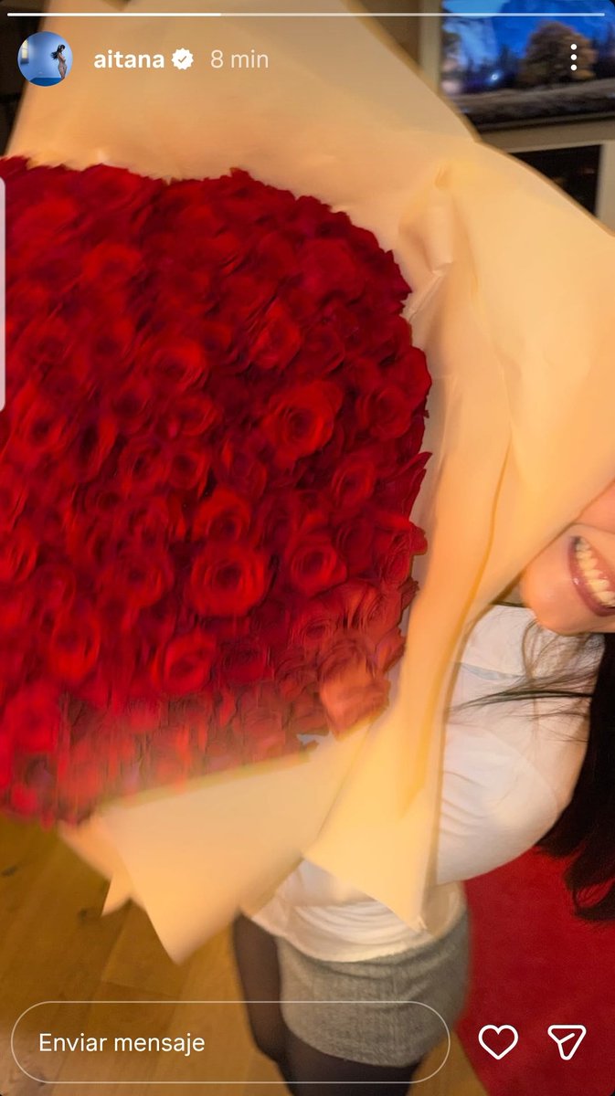 aiiiitanafans's tweet photo. Que se siente Aitana tener una pareja como Plex que te trata como una auténtica reina, te regala flores y no tienes que estar mendigando amor ni nada. Te lo da sin pedírselo. Aitana ya gano en la vida. Cuando el amor es mutuo se nota a kilómetros😍🩶🐧 #ship https://t.co/43MQCGa5W2
