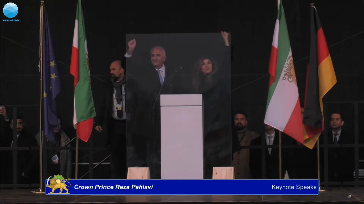 army5921818579's tweet photo. شاه یعنی این محبوبیت و جرعت بین مردم بودن. 
نه از هسته زمین دالی کردن
#KingRezaPahlavi
#IranMassacare https://t.co/y0mt1mmlH8