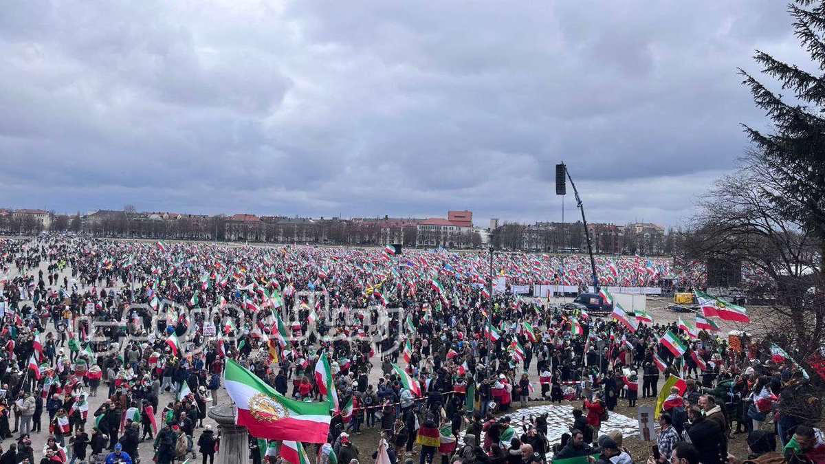 شاه یعنی این محبوبیت و جرعت بین مردم بودن. 
نه از هسته زمین دالی کردن
#KingRezaPahlavi
#IranMassacare