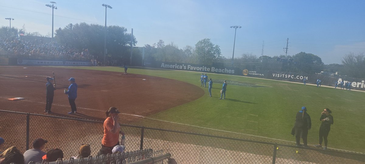brender19's tweet photo. Hey @Dodgers since you aren't playing yet we will cheer o. @UCLASoftball #BleedBlue #GoBruins https://t.co/G12tgl2iXk