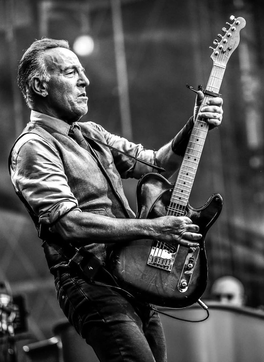 VLafora's tweet photo. @Mosqueter4 @PaulApp0505 @BDoltri @ToonTravels @tommymcc321 @Paulhaider74 @TucciKaren @clock1258 @jkd1969 @BrianHayes757 @springsteen @Emma48998116 @StanislasPetit @ABessai @Delmedkenobi @Adventure_Art1 @NJMusicFun2 @carmenglsmate @Zafrainvestiga @FatOldAnarchist Si. Una lista de canciones de R&Blues & Soul muy bien escogidas. Bruce nit & happy #SpringsteenSaturday. AMUNT. Fins demà!
📷 By #PamSpringsteen
#Germany #LohadTour https://t.co/9r1lhLPT9v