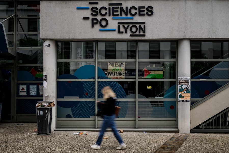 CWeillRaynal's tweet photo. Après la mort de Quentin,  la responsabilité de la direction de Sciences Po Lyon est-elle engagée ?  Selon Fabrice Balanche, il était prévisible que la conférence de Rima Hassan prendrait la forme d’un rassemblement militant, au vu du discours de haine véhiculé par la députée LFI. "La présidence de l’université est complice et partage généralement la même philosophie politique", accuse l'universitaire.