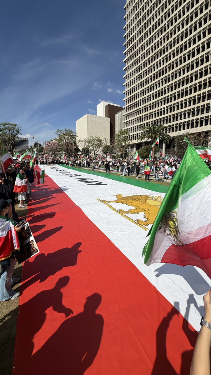 ال‌ای جای سوزن انداختن نیست