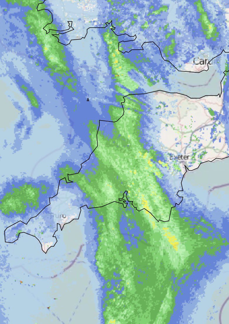 cornwallskies's tweet image. Radar vs reality: whilst it has been snowing for the last hour in east Cornwall, the intensity has been very low due to dry air at the surface. The radar suggests otherwise, if only! #uksnow