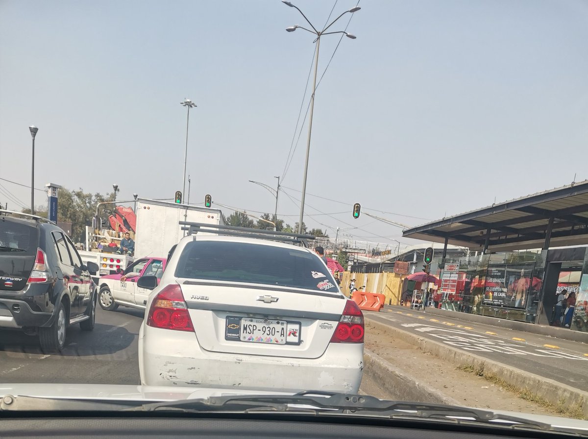 petesotog's tweet photo. @CAMegalopolis De nada sirve que pongan contingencia, si no hay quien regule el tránsito de los autos la gente seguirá haciendo lo que se le antoje y vamos a seguir teniendo contingencias entre comillas https://t.co/VvSy5sYwFD
