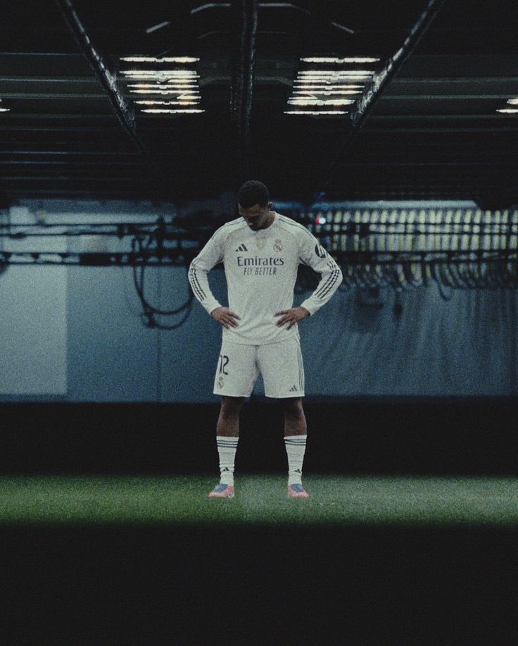 أي ذكاء يمتلك ؟ أي جودة أضافها للفريق ؟ رهيب عالخط ومبدع في الوسط ، الفريق كلها تغيّر شكله بوجوده .. ارنولد ؟ محظوظين فيه جدًا يا مدريديستا