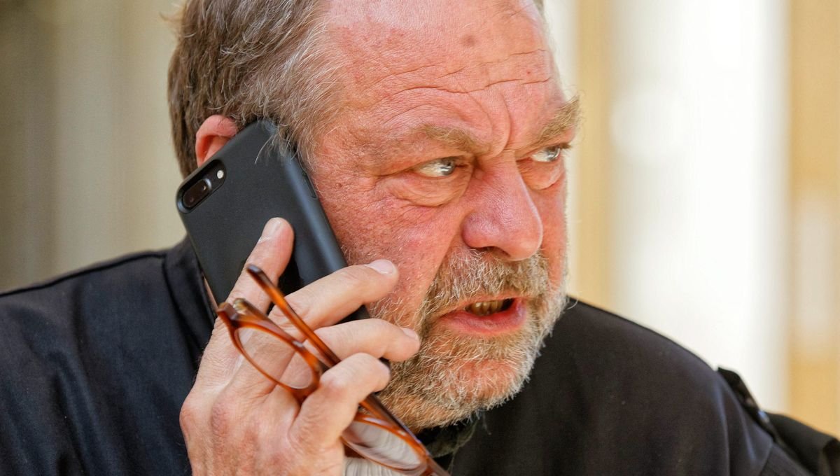 bouliboulibouli's tweet image. "Bon là c'est quand même un peu chaud pour toi, tu vas écrire exactement ce que je te dicte."