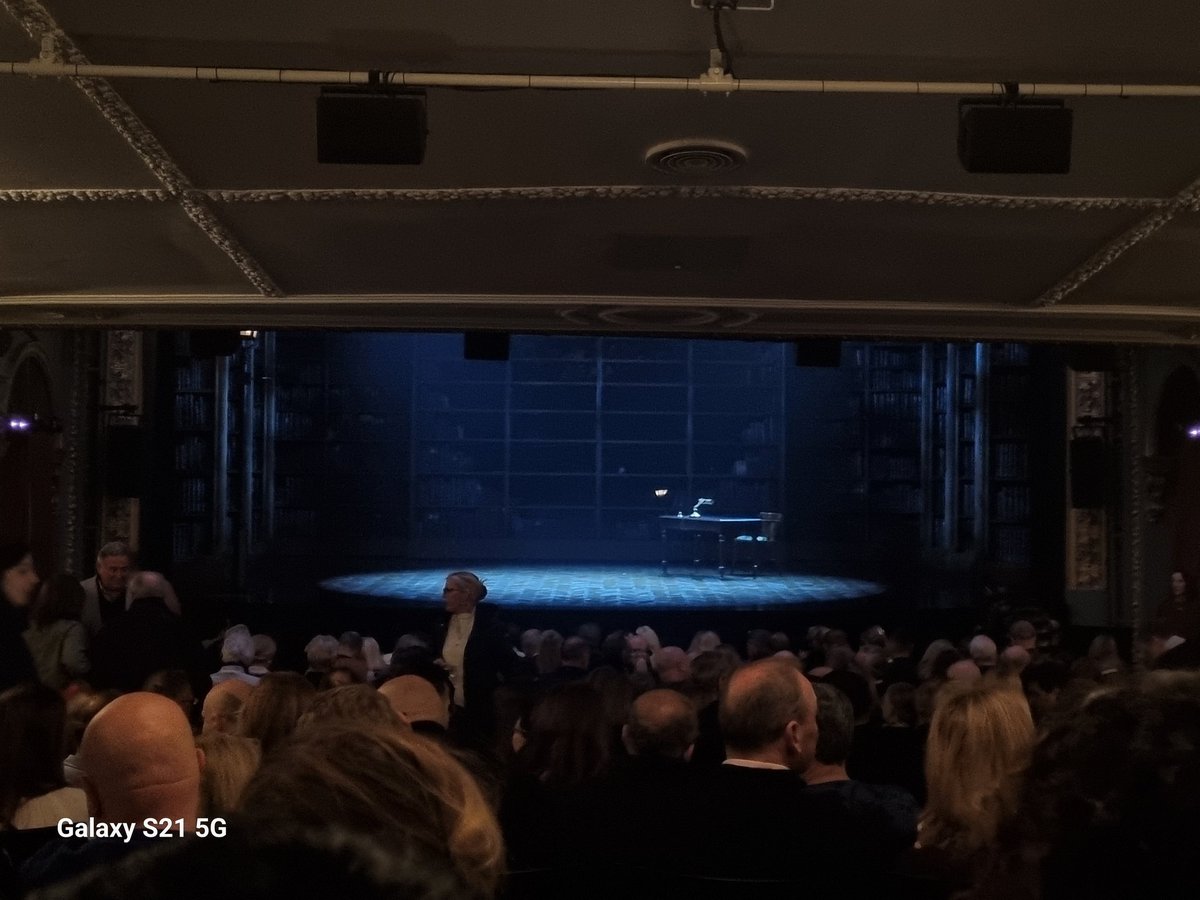 It's only the interval pause now but I am sooooo flashed of the performance of Hugh Bonneville in Shadowlands. What a  wonderful storytelling, funny, sad, emotional and true. Thank you Hugh!!
Friendship- A kind of love.....what a beautiful line. Can't wait to see part two!!