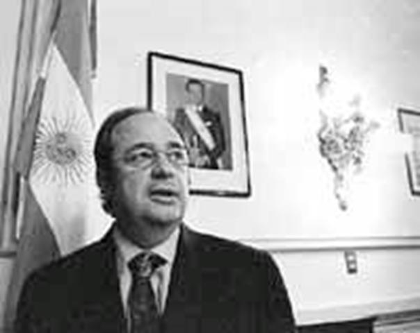 Chupete y Muñeco

Cualquiera conoce a José Luis Manzano, un mendocino que llegó con un par de mocasines a Buenos Aires, fue jefe del bloque de diputados justicialistas y ministro, para luego convertirse en megamillonario con inversiones en medios, petróleo, energía y más. De ese