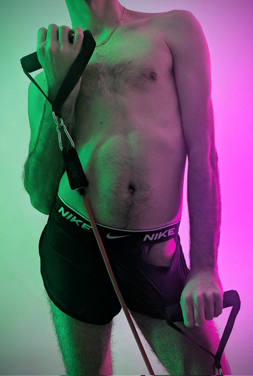 Faute de Valentin, petite séance de sport pour transpirer un peu 😈🥵
Rt 🔄 et like 💜 si tu veux la suite