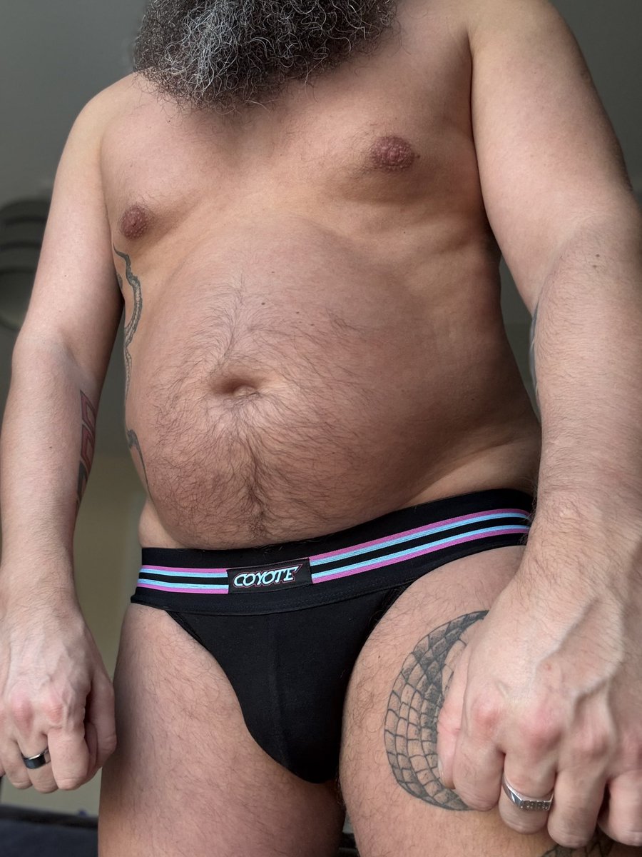 Nothing wrong with a bit of belly right?
#gaydaddy #gaybear