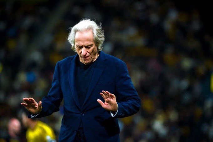 ياخي والله اني احبه

يدافع عن الجمهور يدافع عن الفريق يدافع عن لاعبينه شايل كل شي على اكتافه ويبي يفرحنا الله يحقق لك ما تتمنى يا ميستر💛