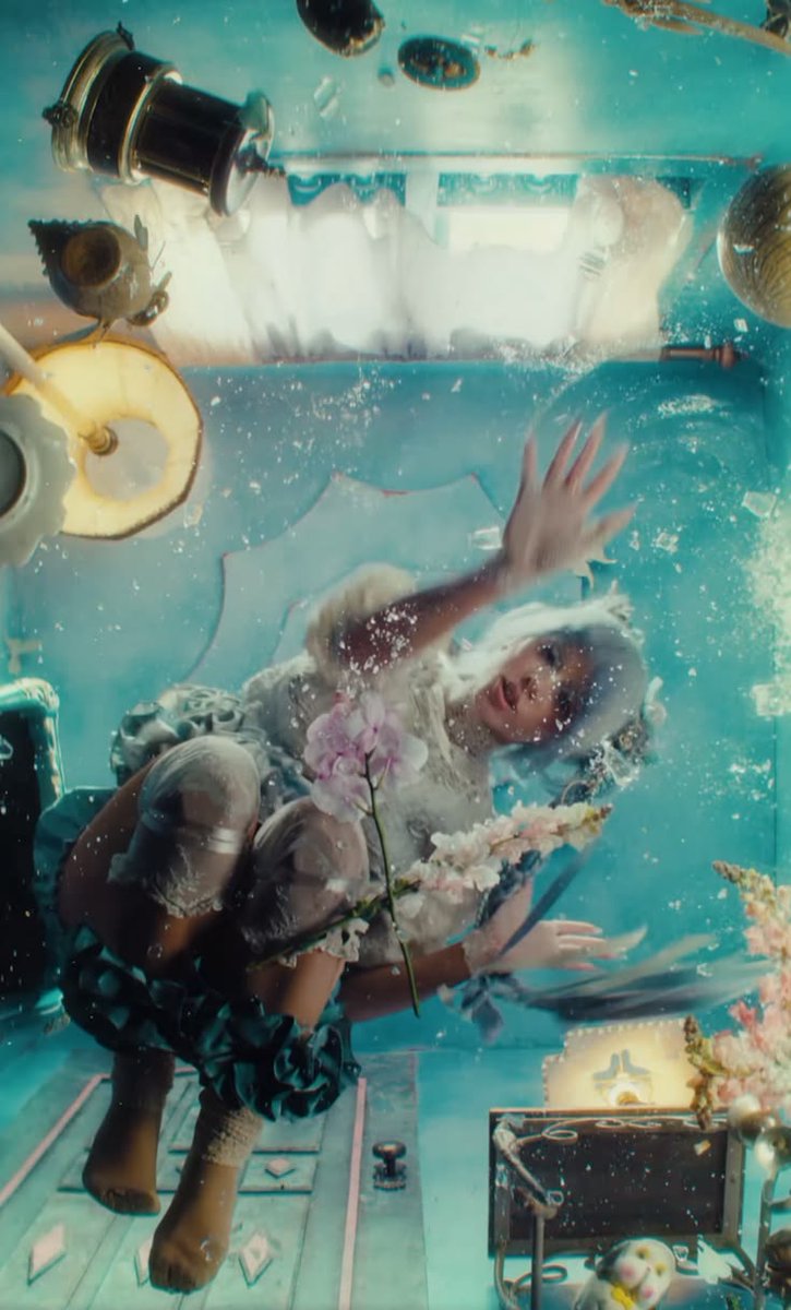 infomelaniebr's tweet photo. 👀 | TEORIA...

Talvez o fato de não termos ainda um clipe de POSSESSION esteja ligado com o conceito da personagem principal, Circle.

O estilo dos vídeos serem totalmente verticais pode representar o habitat natural das IAs: os nossos celulares. Esse formato a coloca + (1/4) https://t.co/GUZtidLBhO