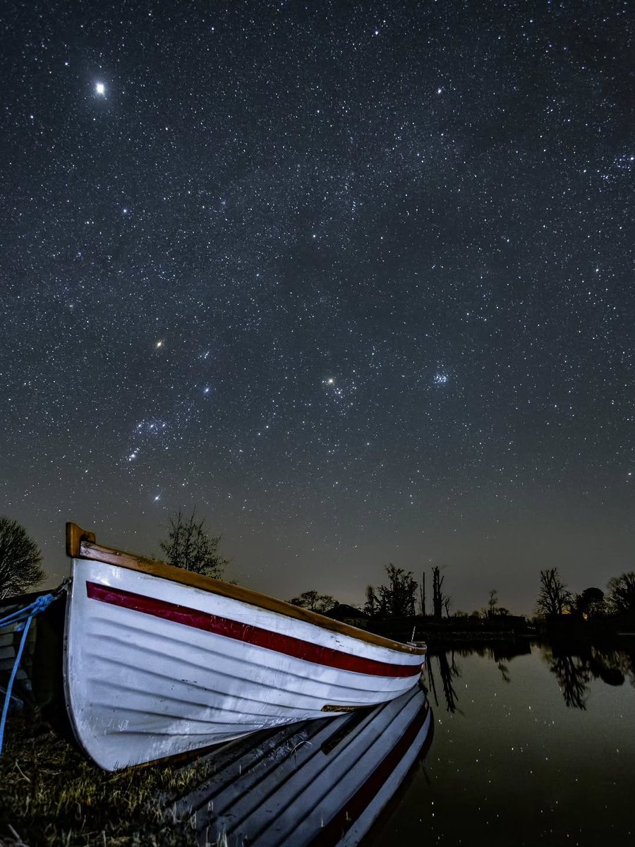 visit_galway's tweet image. It may have been freezing cold last night, but boy was it a stargazers dream! A beautiful clear sky over Lough Corrib lit up by stars and constellations... ✨ 🛶 🌌 

📸 IG/ photosbyeoin
📍 Annaghkeen, Headford

#Stargazing #Constellations #Stars #Galway #Ireland