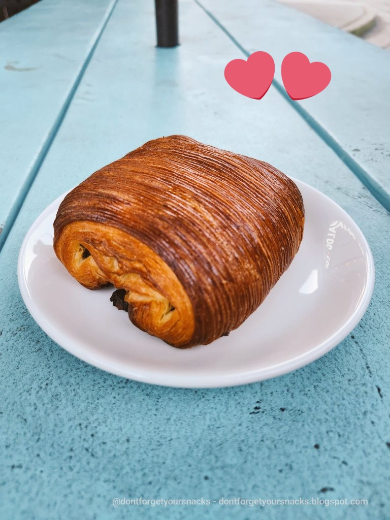 Pain suisse in the sun. ☕️ dontforgetyoursnacks.blogspot.com/2021/02/what-i… #treatyourself #fika #coffee #CoffeeTime #snacks #HappyValentinesDay