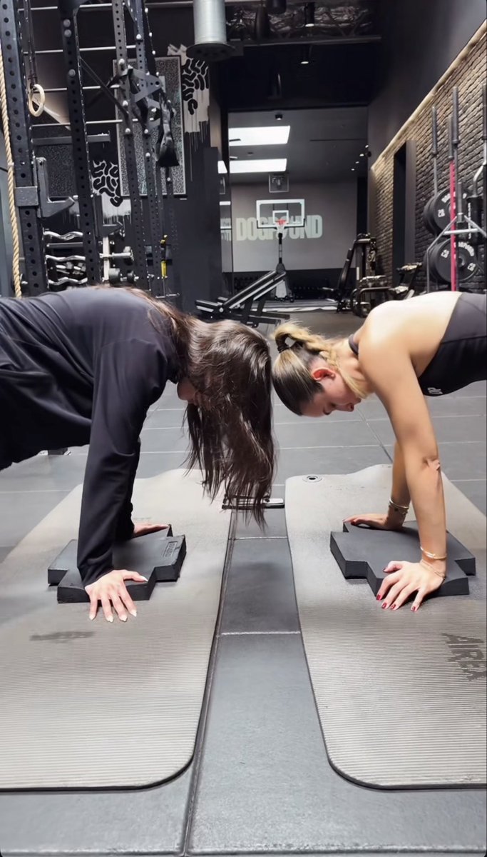 hellosofia33's tweet image. Sister workout @SofiaCarson