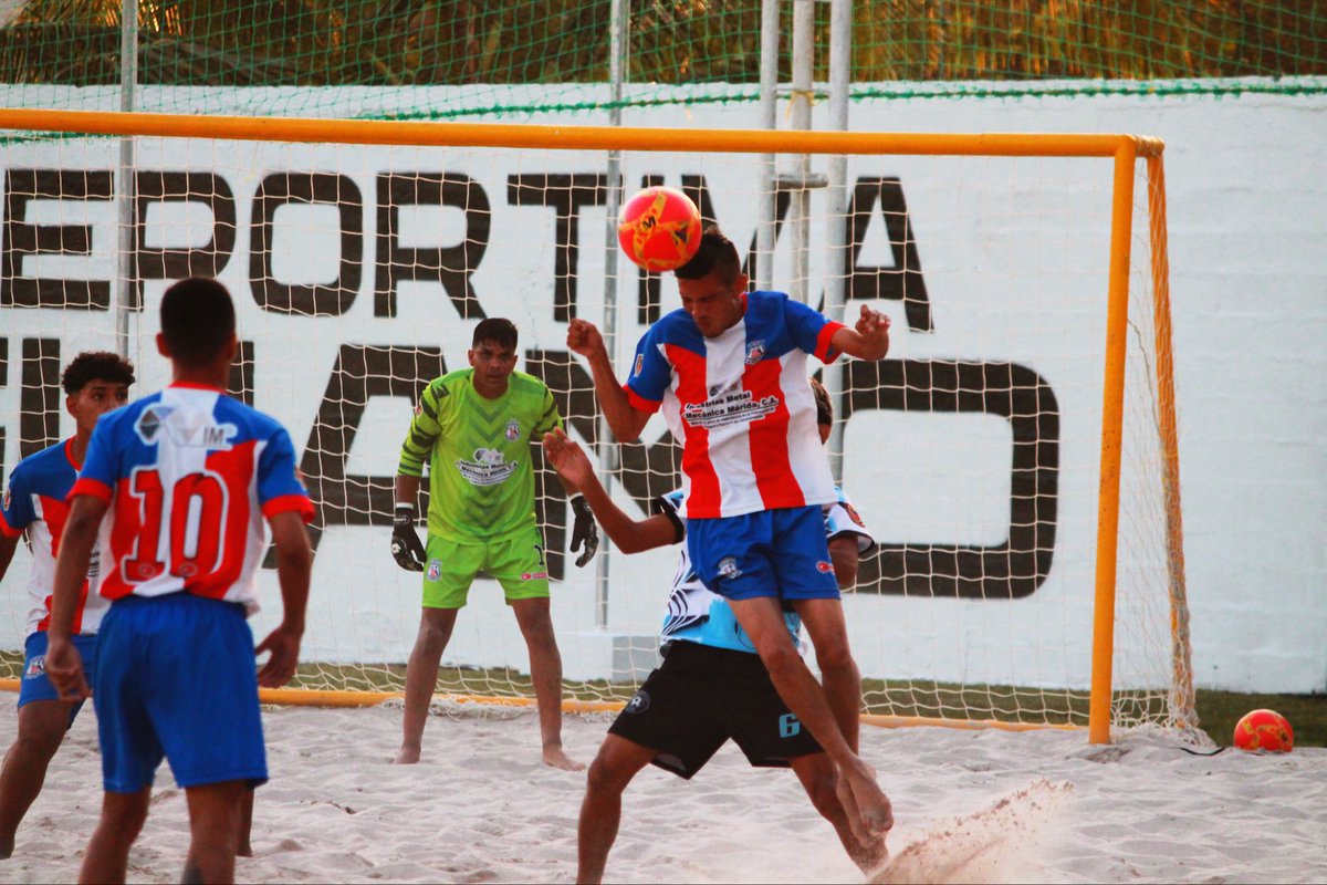 BeachSoccerVen's tweet photo. ¡𝑬𝒔𝒕𝒖𝒅𝒊𝒂𝒏𝒕𝒆𝒔 𝒗𝒊𝒏𝒐 𝒅𝒆 𝒂𝒃𝒂𝒋𝒐! 🙌🏽⚽️🏝️ Sumó 3 puntos ante Los Cortijos en un partido que dió vuelta y terminó 3️⃣-2️⃣

#BeachSoccerVenezuela #MagosEnArena #J3 #FaseRegional https://t.co/3oyJQwzEUg