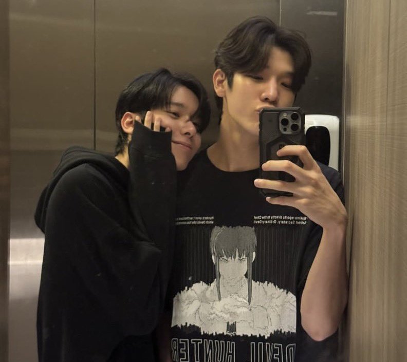 FairyOfShampoS2's tweet image. pode se passar dias, meses e até anos mas jamais esquecerei do dia que o ohm disse que tava com saudade do jimmy e que dormiria melhor de ele tivesse lá e as 3 HORAS DA MANHÃ o jimmy foi bater na casa dele pra dormir lá.

ISSO É A META!

#jimmy_jimmoi #ohmkrit #jimmyohm