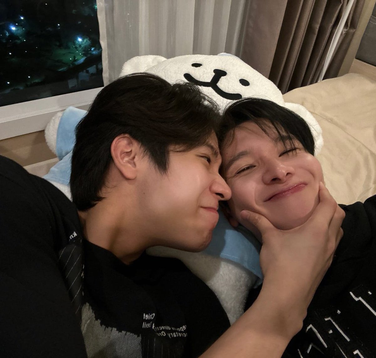 FairyOfShampoS2's tweet image. pode se passar dias, meses e até anos mas jamais esquecerei do dia que o ohm disse que tava com saudade do jimmy e que dormiria melhor de ele tivesse lá e as 3 HORAS DA MANHÃ o jimmy foi bater na casa dele pra dormir lá.

ISSO É A META!

#jimmy_jimmoi #ohmkrit #jimmyohm