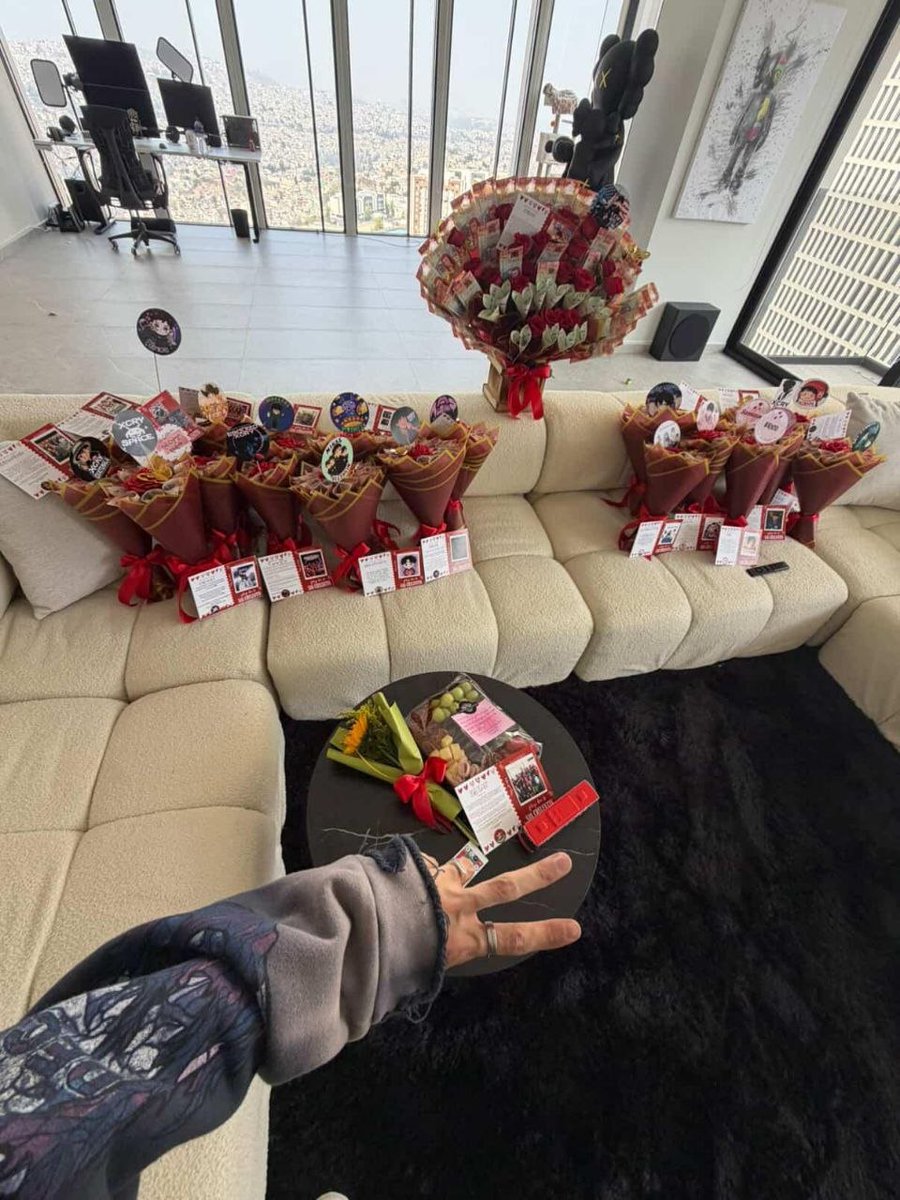 zsuimo91's tweet photo. @xCryboy siempre eres y serás el protaa de la vida de todas tus Cryboyers! ♥️🥰  tus ramos buchones y el autobús personalizado como todo un Idol(streamer)🤭 siempre serás el consentido 👽🖤

El Autobús estará disponible desde Febrero 16 hasta Marzo 16 

#xCry #SanCrylentin https://t.co/MD7aIzQOHq