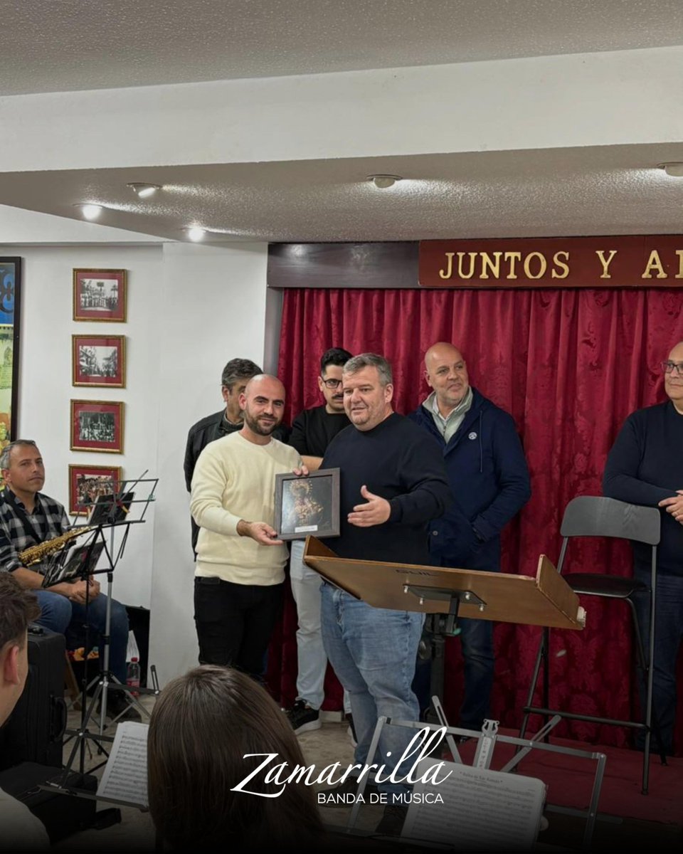 MÚSICA 🎶 | En la jornada de ayer, un grupo de hermanos visitó el ensayo de la <a href="/BMZamarrilla/">BM Zamarrilla | Málaga - 1998</a> para conocer su trabajo de cara al próximo Miércoles Santo.

💜 Igualmente, la Archicofradía ofreció una fotografía de la Virgen de Consolación y Lágrimas.

#CofradíasMLG #ArchiSangre