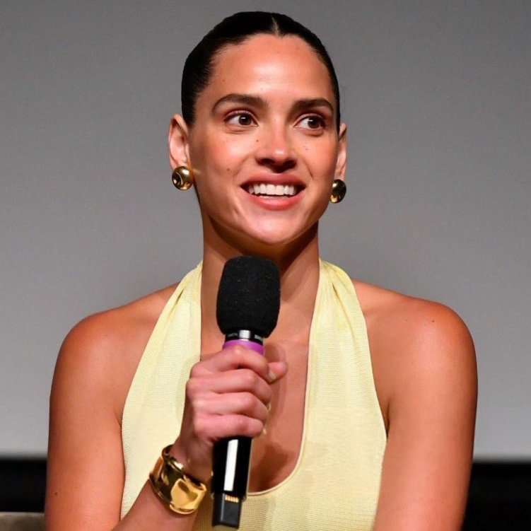 Rumor! #WonderWoman 

De acordo com o Deuxmoi

Adria Arjona é a escolha número 1 de James Gunn para interpretar a Mulher Maravilha no DCU!