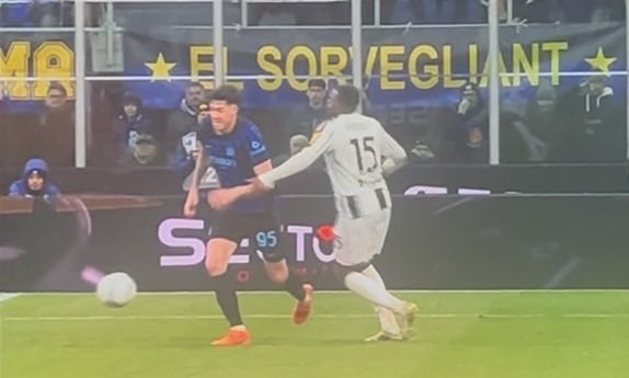 pisto_gol's tweet photo. Una simulazione di #Bastoni -già ammonito- provoca l’espulsione ( 2^ giallo) di #Kalulu, e per il protocollo attuale il VAR non può intervenire sulle ammonizioni. E così l’errore
 di #LaPenna lascia la #Juve in 10 e rovina una partita bella e equilibrata #IntJuv https://t.co/F5UdK2dgex
